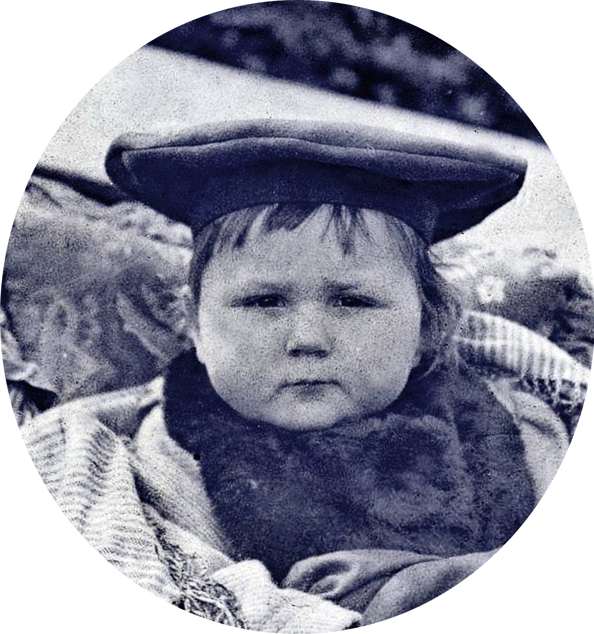 Her finner vi Ottar Georg Magnus 1896-1909 i sin vogn med godt med tepper rundt seg.