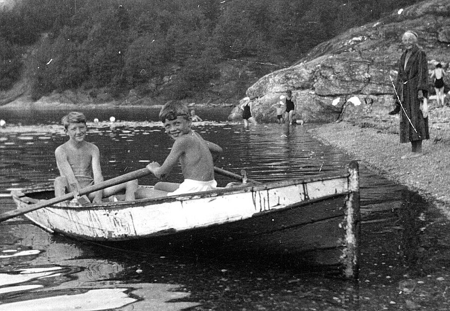 Dagfinn ror med nabogutten på Hogganvik i båten